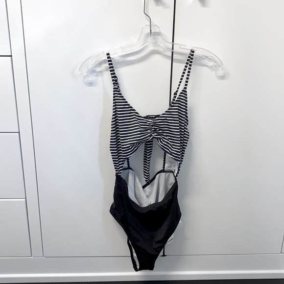 One piece swimsuit - Picture 3 of 4